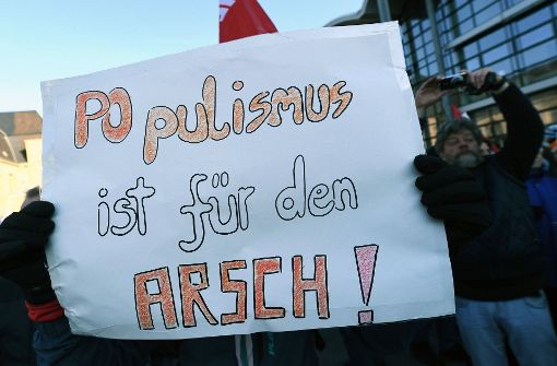 „Populismus ist für den Arsch!“ ist auf einem Schild am 21. Januar in Koblenz bei einer Demonstration zu lesen. Unter dem Motto „Koblenz bleibt bunt !“ protestierten die Teilnehmer gegen die zeitgleich stattfindende Tagung europäischer Rechtspopulisten, der ENF-Fraktion im Europäischen Parlament. Foto: dpa