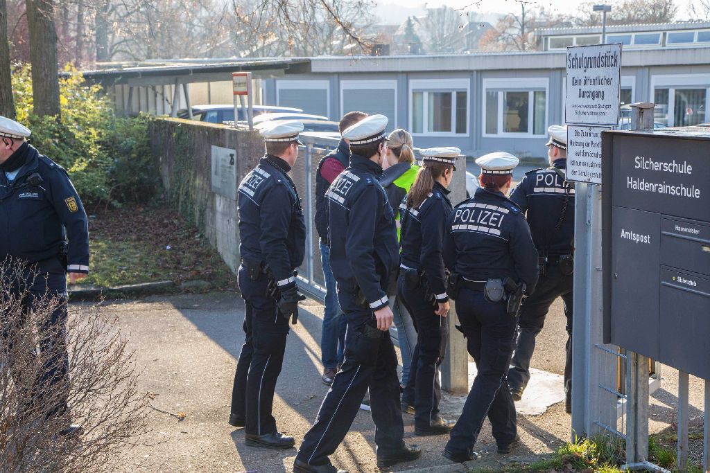Nach einer Drohung räumt die Polizei die Silcherschule in Stuttgart-Rot.