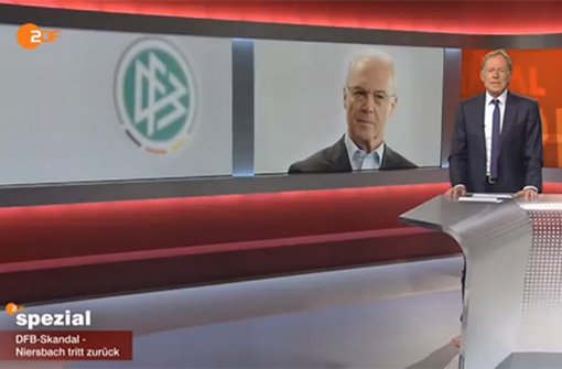 Minimal blitzt der nackte Fuß von Wolf-Dieter Poschmann im ZDF-Spezial zum Rücktritt von Wolfgang Niersbach hervor.  Foto: Screenshot red