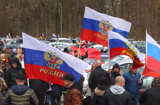 Vielerorts gingen in Deutschland Menschen mit Russland-Fahnen auf die Straßen. Foto: dpa/Karl-Josef Hildenbrand