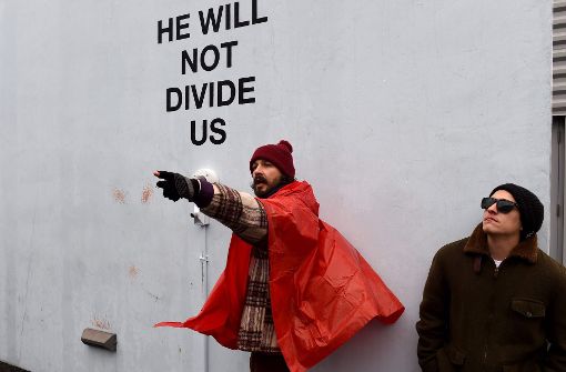 Hollywood-Star Shia LaBeouf mit seinem Kunstprojekt „He will not divide us“, mit dem er nach der Amtseinführung Donald Trumps als US-Präsident begonnen hat. Foto: AFP