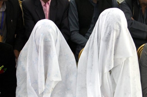 Andere Länder, andere Sitten: Junge afghanische Bräute bei einer kollektiven Eheschließung – Deutschland denkt nun darüber nach, die Kriterien für die Anerkennung von Kinderehen zumindest zu verschärfen Foto: EPA