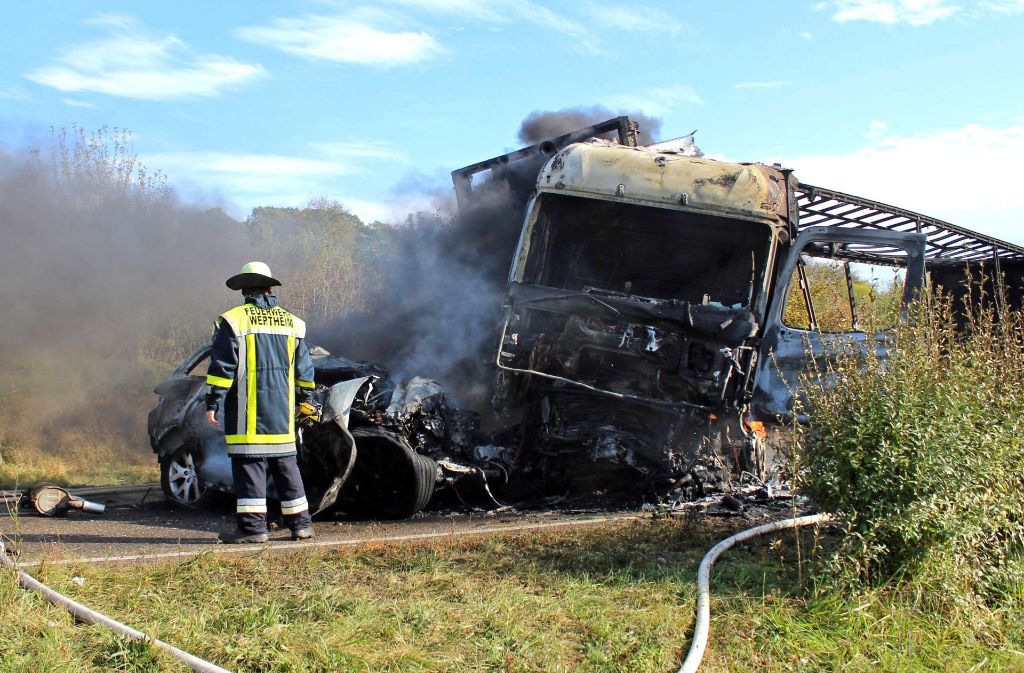 Der Pkw, in dem die beiden saßen, brannte aus. Der Lkw fing ebenfalls Feuer. Foto: dpa