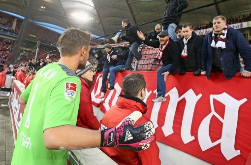 Torhüter Sven Ulreich beruhigt die treuen Fans in der Cannstatter Kurve nach dem 1:4 gegen Augsburg – noch stimmt die Harmonie zwischen Anhängern und Mannschat Foto: Baumann
