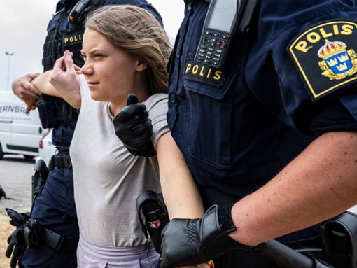 Greta Thunberg wird von der Polizei nach ihrer Protestaktion aus dem Hafen von Malmö entfernt. Foto: imago/TT