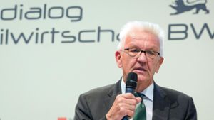 Ministerpräsident Winfried Kretschmann wird für seinen Strategiedialog Automobilwirtschaft Baden-Württemberg von den Fahrzeugherstellern gelobt. Foto: dpa