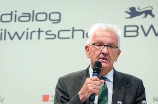 Ministerpräsident Winfried Kretschmann wird für seinen Strategiedialog Automobilwirtschaft Baden-Württemberg von den Fahrzeugherstellern gelobt. Foto: dpa