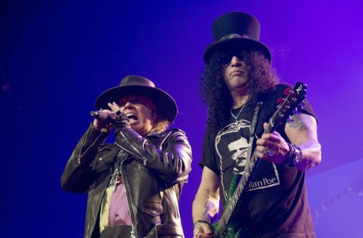 Axl Rose und Slash von Guns N’ Roses – hier bei einem konzert in Sacramento Foto: dpa