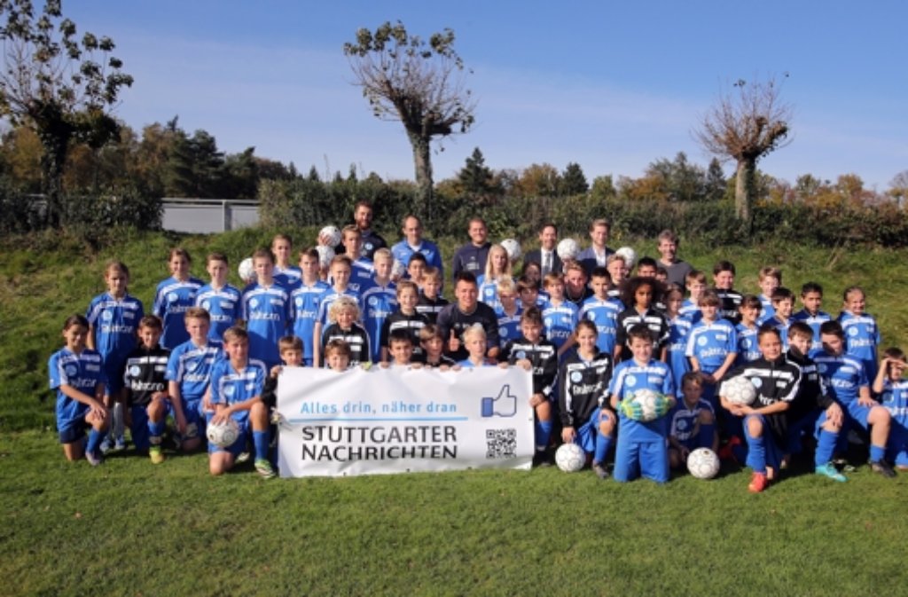 Hoch die Fußbälle: Die Drittliga-Profis der Stuttgarter Kickers sowie die Trainer, aber vor allem die Kinder hatten großen Spaß beim Trainingscamp im ADM-Sportpark