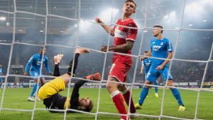 Die zweite Halbzeit spielte sich vor allem im Strafraum des VfB Stuttgart ab. Foto: Bongarts