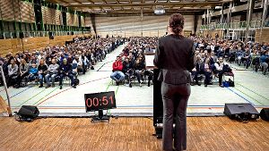 Genau getimt sind die Reden der sieben Bewerber in der Nufringer Schwabenlandhalle. Foto: factum/Weise