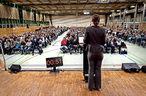 Genau getimt sind die Reden der sieben Bewerber in der Nufringer Schwabenlandhalle. Foto: factum/Weise