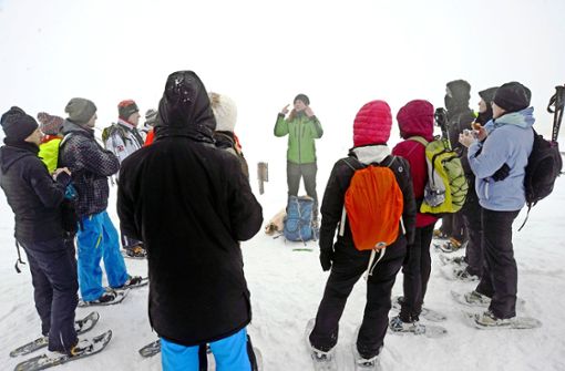 Den Winterwald intensiv erleben – eine Gruppe von Gehörlosen bei ihrer Schneeschuhwanderung am Schliffkopf Foto: Stefan Jehle