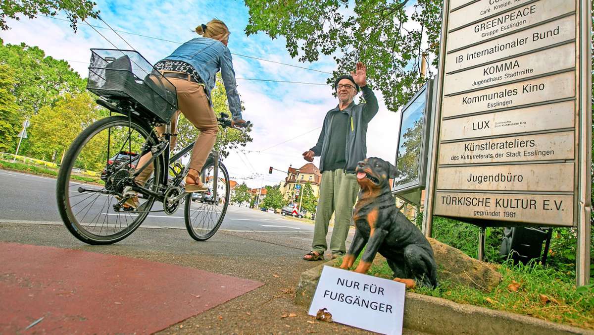 Verein Kultur am Rande setzt Attrappe ein: Bellender Rottweiler soll in Esslingen Radler vom Gehweg vertreiben