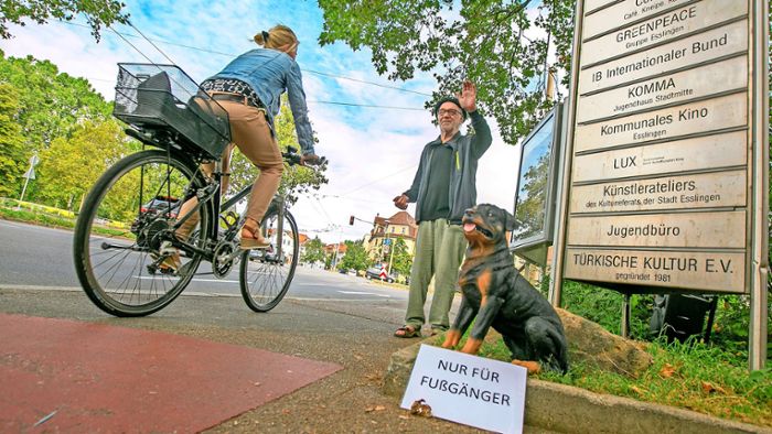 Bellender Rottweiler soll in Esslingen Radler vom Gehweg vertreiben
