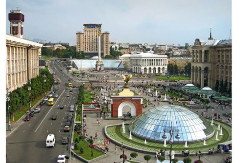 Der Majdan: rechts das Hauptpostamt, links das Haus der Gewerkschaften, ganz hinten vor dem gläsernen Halbrund das Unabhängigkeitsdenkmal, das ein Lenin-Denkmal ersetzt Foto: / © Bohdan Tscherkes