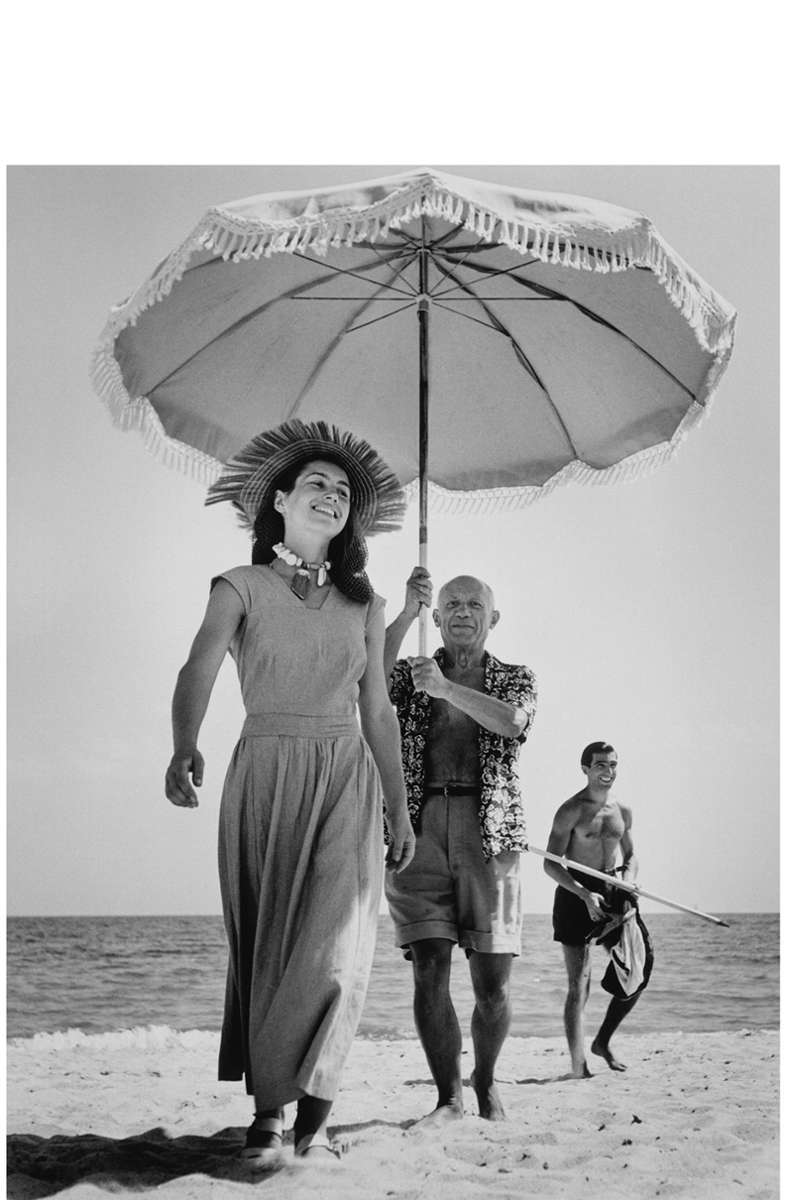 Foto von Robert Capa: „Pablo Picasso and Françoise Gilot on the beach, Golfe-Juan, France 1948“.
