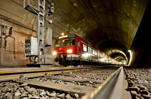 Im Innenstadttunnel fahren die S-Bahnen nach einer Bahn-Statistik 13 Prozent aller Verspätungen ein. Deshalb werden Signale und Weichen hier vordringlich in Schuss gebracht Foto: Leif Piechowski