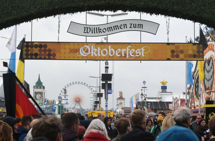 Oktoberfest in München: Wiesn-Gast stürzt in Hundezwinger und wird gebissen