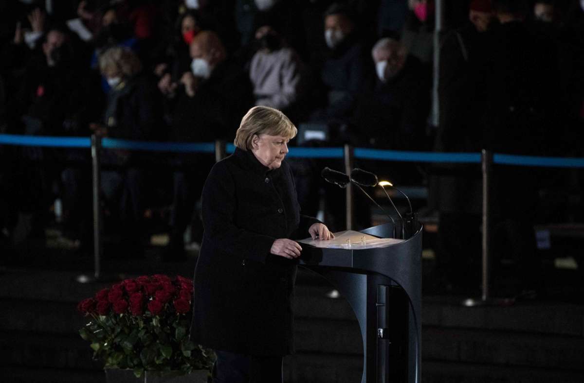 Bundeskanzlerin Angela Merkel hat zur Verteidigung der Demokratie gegen Hass, Gewalt und Falschinformationen aufgerufen.