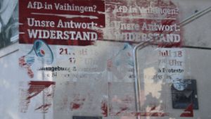 Die Plakate wurden mit Kleister auf die Glasfläche am Aufgang zum Bürgerforum geklebt und lassen sich nicht ohne Weiteres rückstandsfrei entfernen. Foto: Alexandra Kratz