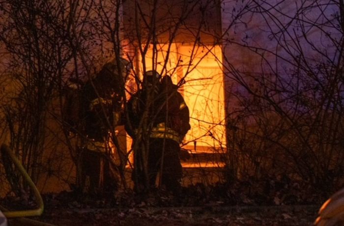 Küchenbrand in Sillenbuch: Stichflamme löst Brand aus – Bewohner bei Löschversuch verletzt