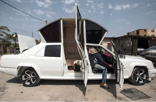 Im Gazastreifen herrscht eine große Nachfrage nach Limousinen für Brautpaare. Da Importe aber strikt kontrolliert werden, ließ sich ein palästinensischer Hochzeitsplaner etwas einfallen. Foto: AFP