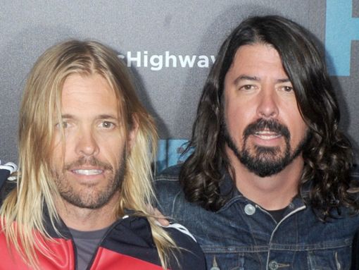 Foo Fighters-Chef Dave Grohl (r.) holte Taylor Hawkins (l.) Sohn Shane (nicht abgebildet) für einen Song auf die Bühne. Foto: Dennis Van Tine/starmaxinc.com/ImageCollect