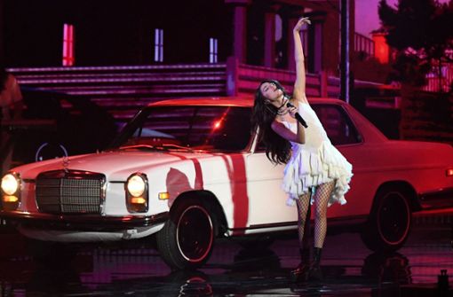 Olivia Rodrigo interpretiert bei der Grammy-Show ihren Hit „Drivers Licence“ Foto: AFP/Valerie Macon