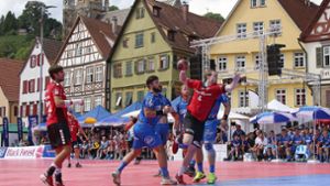 Handball vor malerischer Kulisse: Beim Marktplatzturnier im vergangenen Jahr trafen in Esslingen der TBV Lemgo und die SG BBM Bietigheim aufeinander. Foto: Baumann
