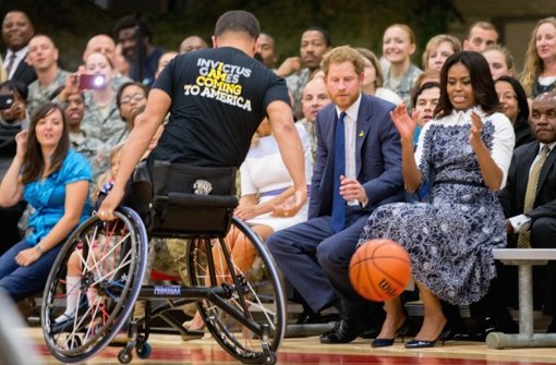 Die US-amerikanischer First Lady Michelle Obama (rechts) und Prinz Harry haben auf einem Militärstützpunkt in Virginia für die „Invictus Games“ 2016 geworben. Foto: AP