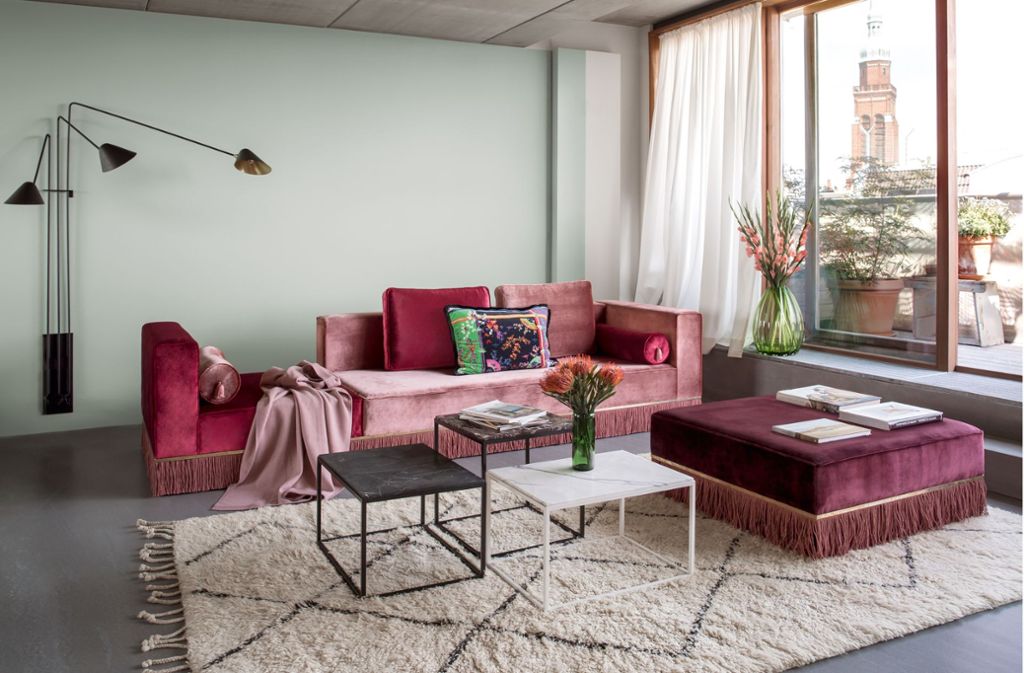 Beton an der Decke kann auch wohnlich sein, zeigt Ester Bruzkus mit ihrem Apartment in Berlin. Das Sofa in Rosétönen hat die Architektin  selbst entworfen.