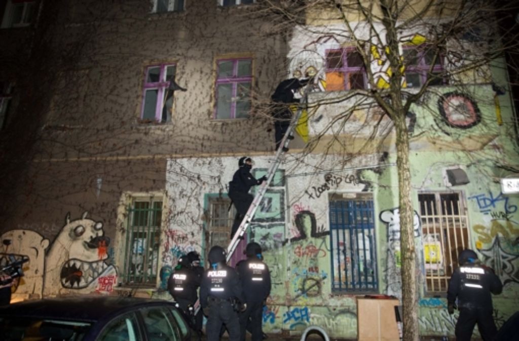 Elite-Polizisten dringen über eine Leiter in ein Haus im Berliner Stadtteil Friedrichshain ein, wo sich Gewalttäter verschanzt haben. Foto: dpa