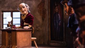 Den ganzen Zauber des Marionettentheaters bringt „Geister der Weihnacht“ ins Kino: Der hartherzige Scrooge in seinem Büro Foto: Universum