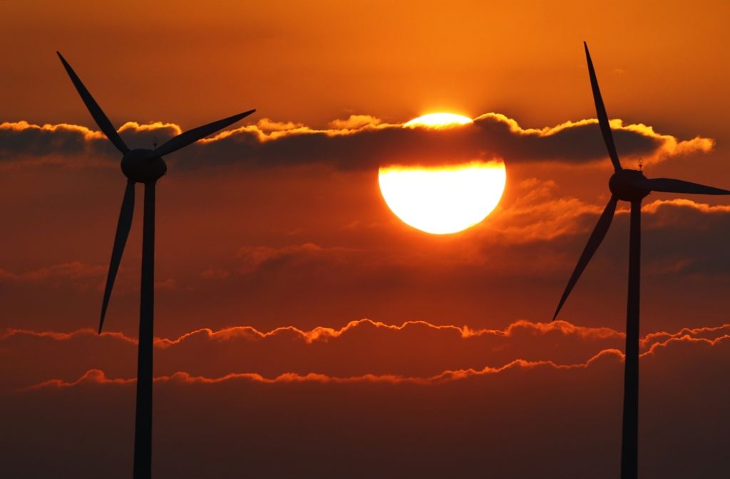 Wie weit müssen Windkraftwerke von Häusern entfernt sein? Über diese Fragen konnten sich Grüne und CDU dem Vernehmen nach bisher nicht einigen. Foto: dpa