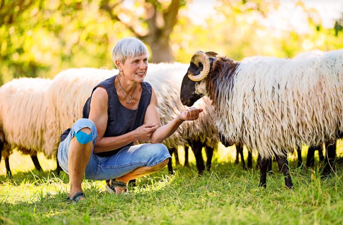 Käse, Joghurt und Quark aus dem Kreis Böblingen: Eine Bäuerin, die mit den Schafen schwätzt