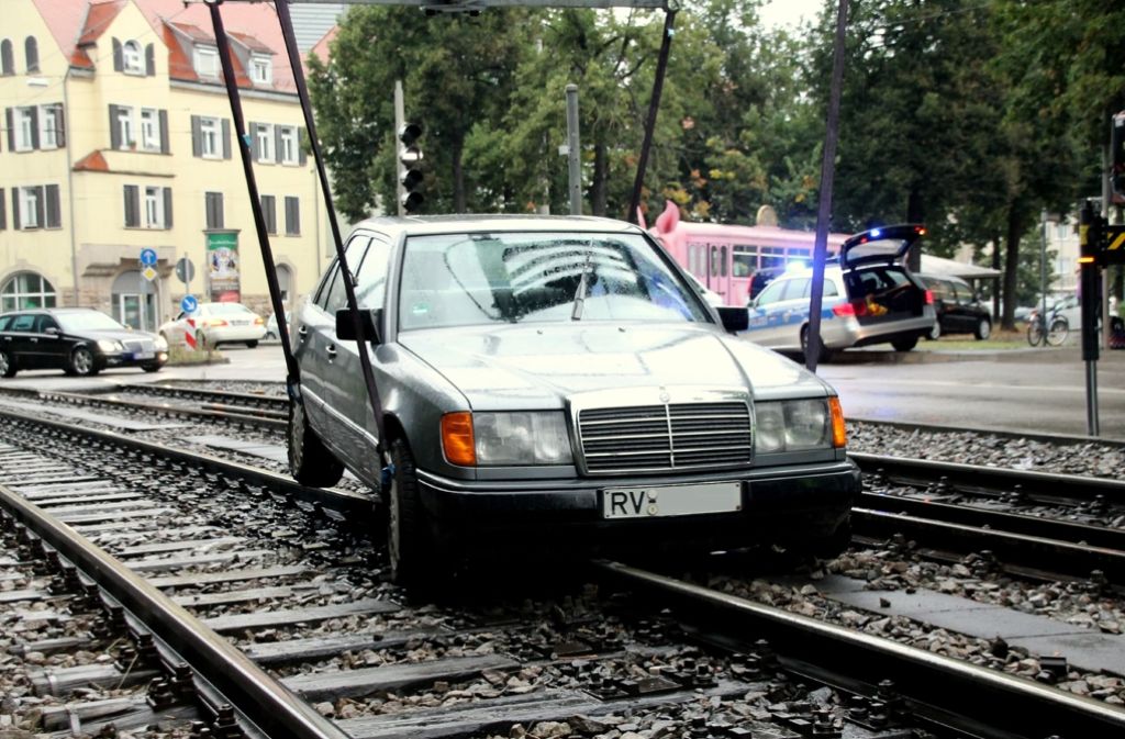 Ein Fahrer geriet beim Abbiegen auf die Gleise der Stadtbahn.