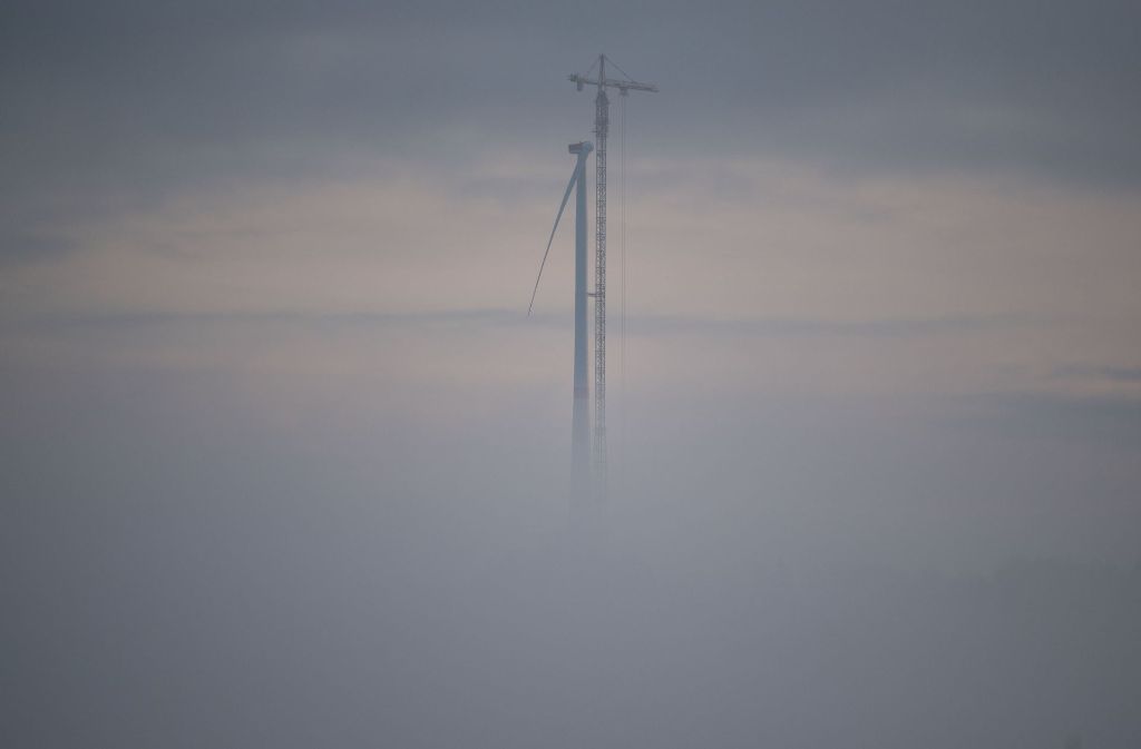 Ein Kran steht im baden-württembergischen Gaildorf an der höchsten Windkraftanlage der Welt an Land. Die Anlage erreicht eine Nabenhöhe von 178 Metern und eine Gesamthöhe von 246,5 Metern.