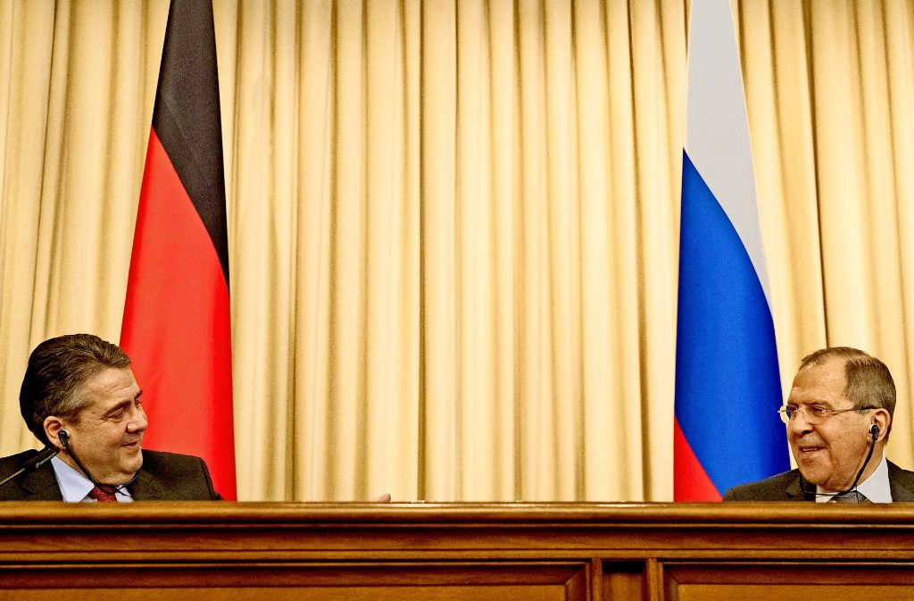 Haben einen Draht zueinander gefunden: die Außenminister Lawrow (r.) und Gabriel nach ihrem Gespräch in Moskau Foto: dpa