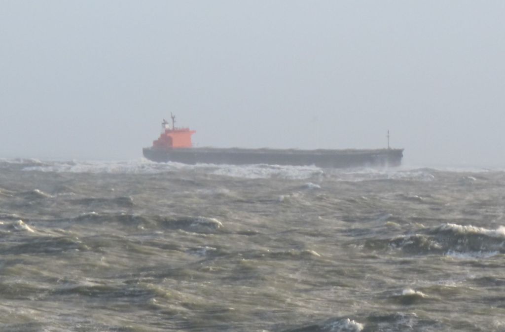 Der Frachter „Glory Amsterdam“ treibt am 29.10.2017 in der Deutschen Bucht vor Langeoog. Versuche, den 225 Meter langen, unbeladenen Frachter zu bergen, blieben zunächst erfolglos.