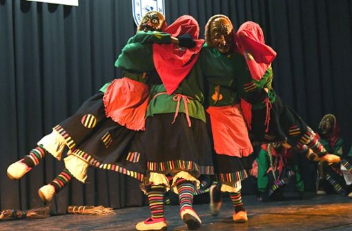 Den Tanz gibt’s nur auf Video: Die Rombala-Hexen lassen nicht nur die Hüften, sondern auch sich selbst kreisen. Foto: Archiv/Peter Mann