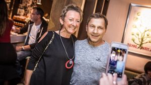 Richy Müller lächelt für ein Erinnerungsfoto von der Tatort-Party beim TEC Waldau in die Kamera. Foto: Lichtgut/Julian Rettig