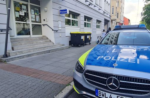 Vor dem Revier in der Ostendstraße soll der 38-Jährige einer Passantin eine Zigarette gestohlen haben. Foto: Sebastian Steegmüller