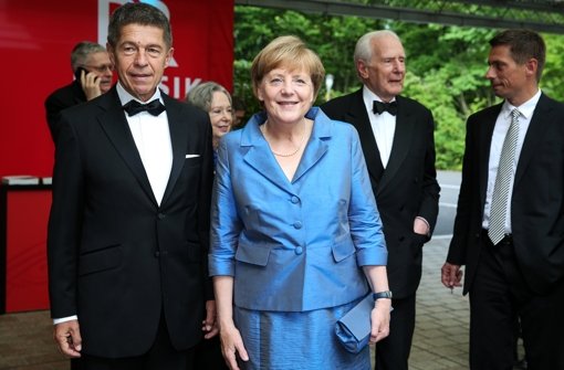 Bundeskanzlerin Angela Merkel (CDU) und ihr Ehemann Joachim Sauer zu Besuch auf dem Grünen Hügel in Bayreuth.  Foto: dpa