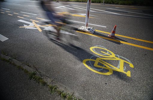 Der temporäre Radweg in der Stuttgarter Straße in Waiblingen, erkennbar auch an dem gelben Fahrrad auf dem Asphalt,  kommt bei Radlern gut an. Foto: Gottfried Stoppel