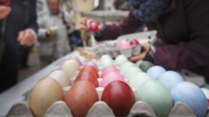 Seit vielen Jahren gibt es die handgefärbten Ostereier auf dem Markt in Winnenden zu kaufen. Dieses Jahr fällt die Benefizaktion dem Coronavirus zum Opfer. Foto: © C) Gottfried Stoppel