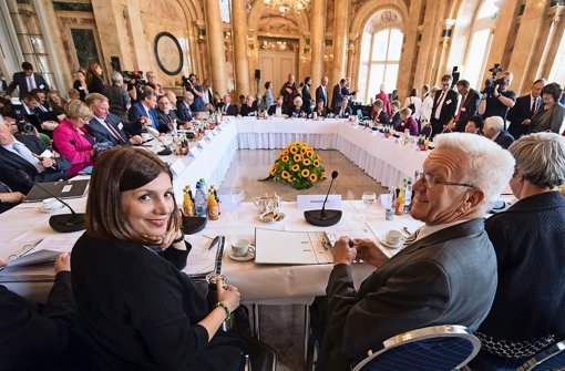 Integrationsministerin  Öney (links) und Ministerpräsident  Kretschmann  im Neuen Schloss in Stuttgart beim Auftakt des Flüchtlingsgipfels. Foto: dpa
