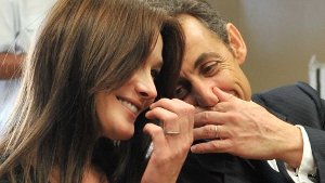 Die Sarkozys sind peinlich berührt.  Foto: AP