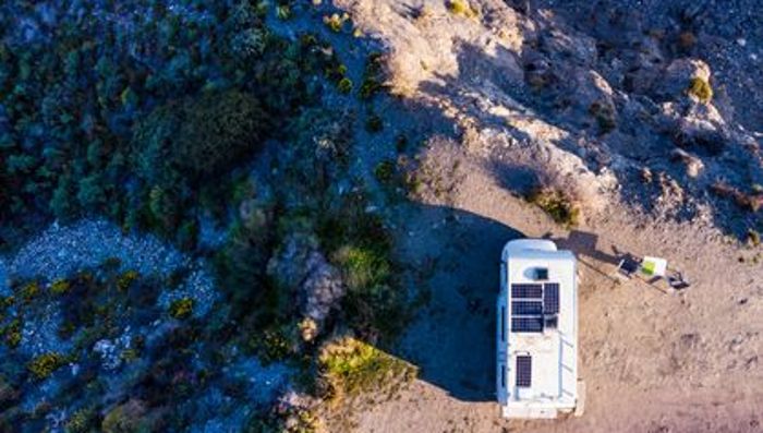 Mit Solarpanels auf dem Wohnmobil lässt es sich beim Camping maximal autark sein.