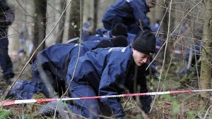 Ein Absperrband der Polizei begrenzt am 23. April 2012 ein Waldgebiet bei Nietheim, das von der Polizei durchsucht wird. Foto: dpa